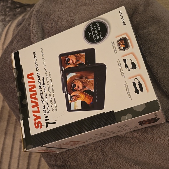 Sylvania 7 Inch x2 LCD Screens Portable DVD Player - Picture 3 of 3